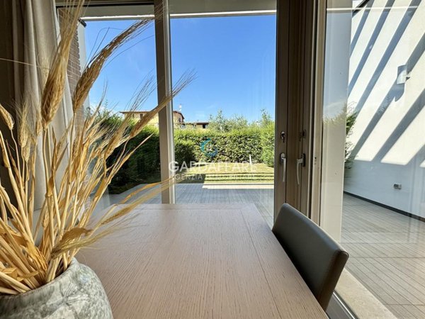 casa indipendente in vendita a Desenzano del Garda in zona Rivoltella