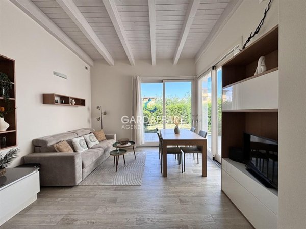 casa indipendente in vendita a Desenzano del Garda in zona Rivoltella