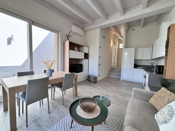 casa indipendente in vendita a Desenzano del Garda in zona Rivoltella