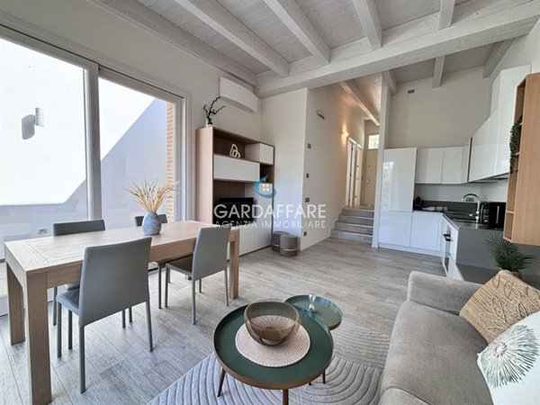 casa indipendente in vendita a Desenzano del Garda in zona Rivoltella