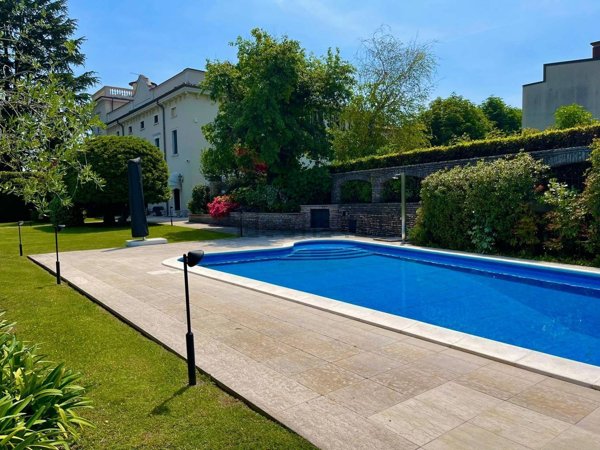 casa indipendente in vendita a Desenzano del Garda
