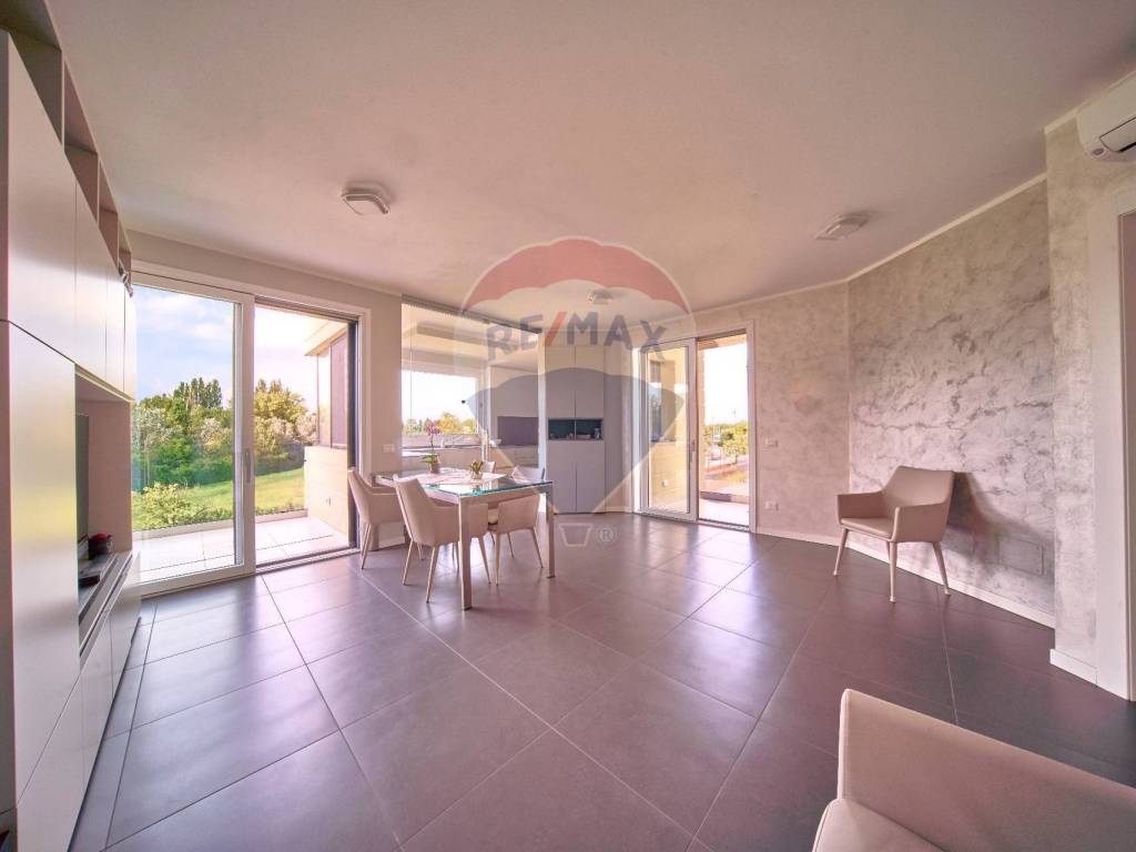 appartamento in vendita a Desenzano del Garda in zona Rivoltella