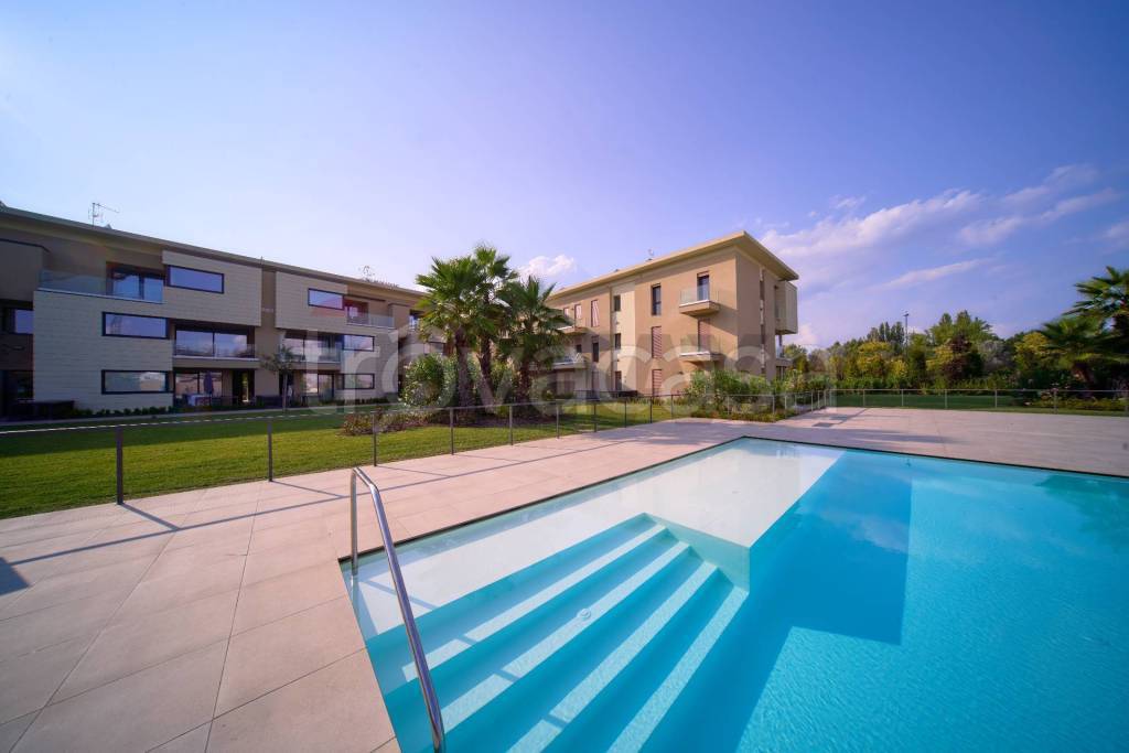 appartamento in vendita a Desenzano del Garda in zona Rivoltella