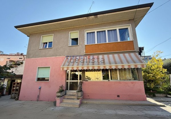 appartamento in vendita a Desenzano del Garda in zona Rivoltella