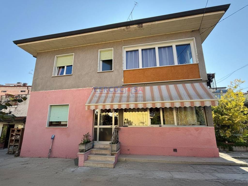 appartamento in vendita a Desenzano del Garda in zona Rivoltella