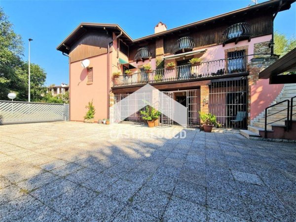 casa indipendente in vendita a Desenzano del Garda in zona Rivoltella