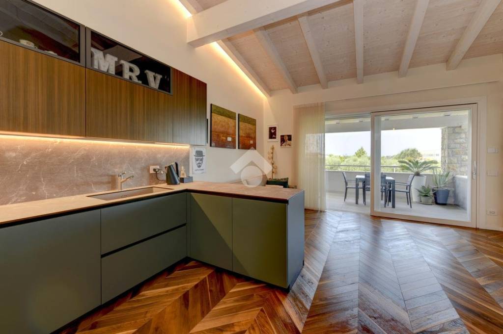 appartamento in vendita a Desenzano del Garda in zona Rivoltella