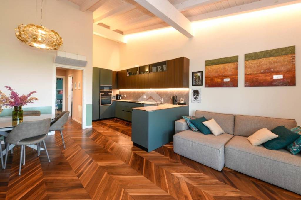 appartamento in vendita a Desenzano del Garda in zona Rivoltella