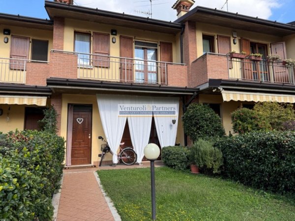 casa indipendente in vendita a Desenzano del Garda in zona Rivoltella