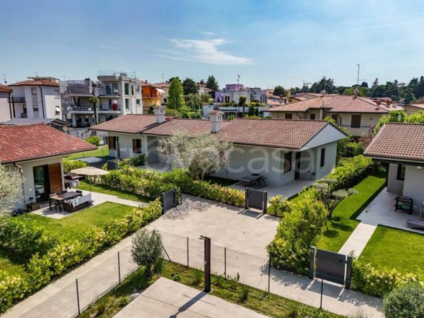 casa indipendente in vendita a Desenzano del Garda in zona Campeggio sul Vò