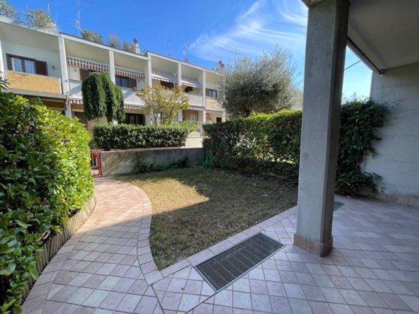 casa indipendente in vendita a Desenzano del Garda in zona Rivoltella