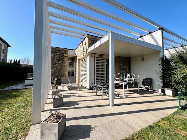 casa indipendente in vendita a Desenzano del Garda in zona Rivoltella