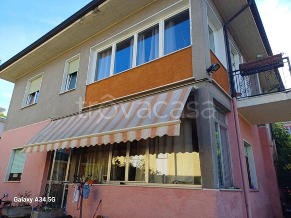 casa indipendente in vendita a Desenzano del Garda in zona Rivoltella