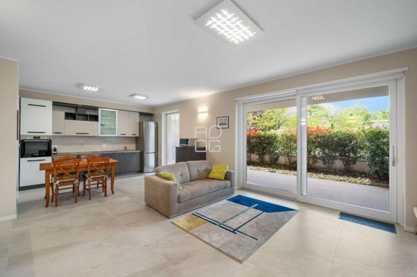 appartamento in vendita a Desenzano del Garda in zona Rivoltella