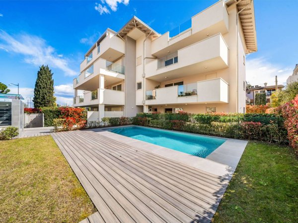 appartamento in vendita a Desenzano del Garda in zona Rivoltella