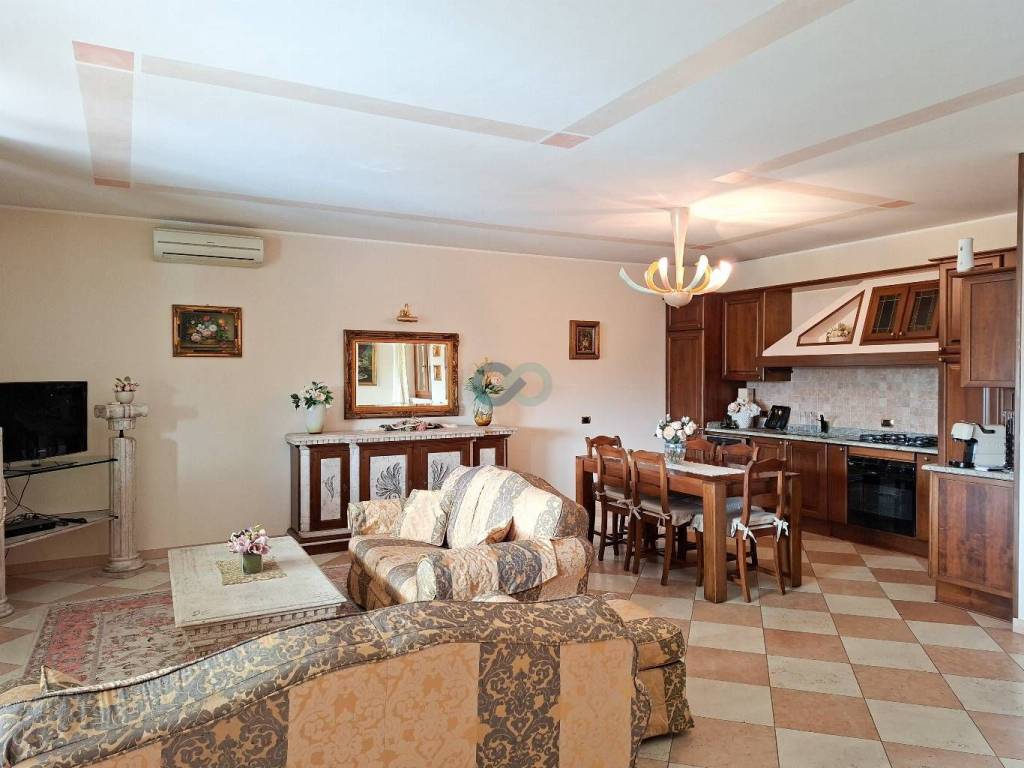 appartamento in vendita a Desenzano del Garda in zona Rivoltella