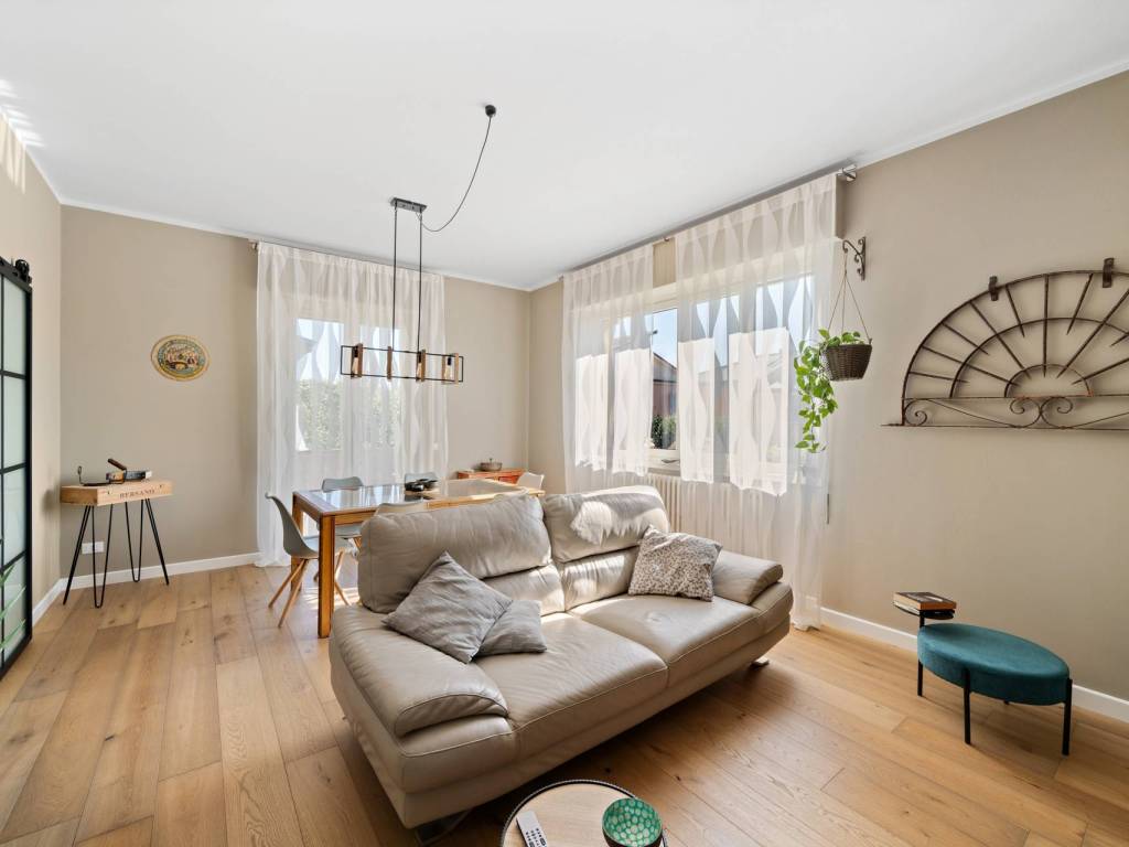 casa indipendente in vendita a Desenzano del Garda in zona Rivoltella