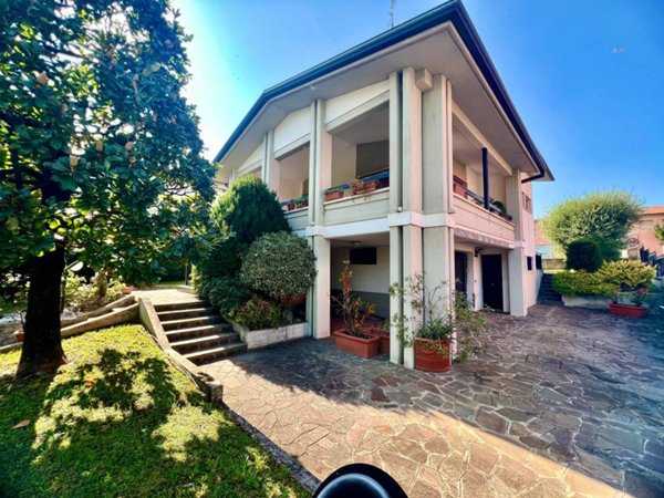 casa indipendente in vendita a Desenzano del Garda in zona Rivoltella