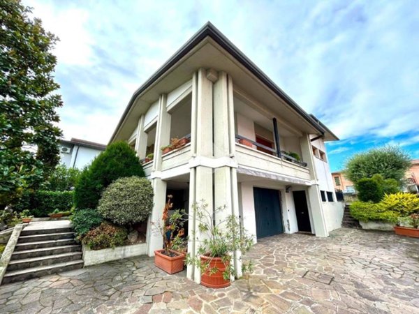 casa indipendente in vendita a Desenzano del Garda in zona Rivoltella