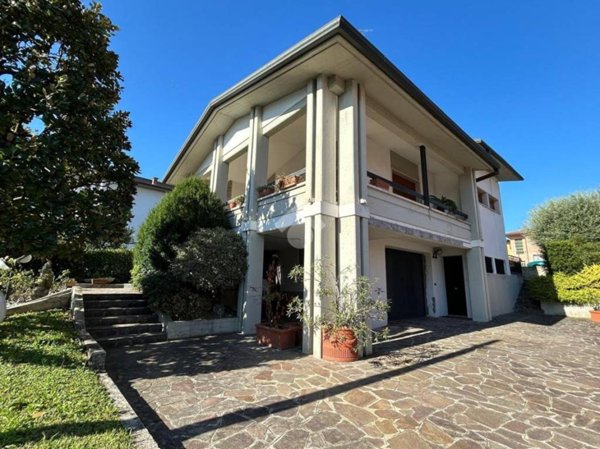 casa indipendente in vendita a Desenzano del Garda in zona Rivoltella