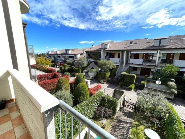 appartamento in vendita a Desenzano del Garda in zona Rivoltella