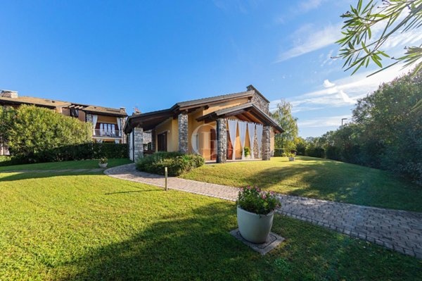 casa indipendente in vendita a Desenzano del Garda in zona Rivoltella