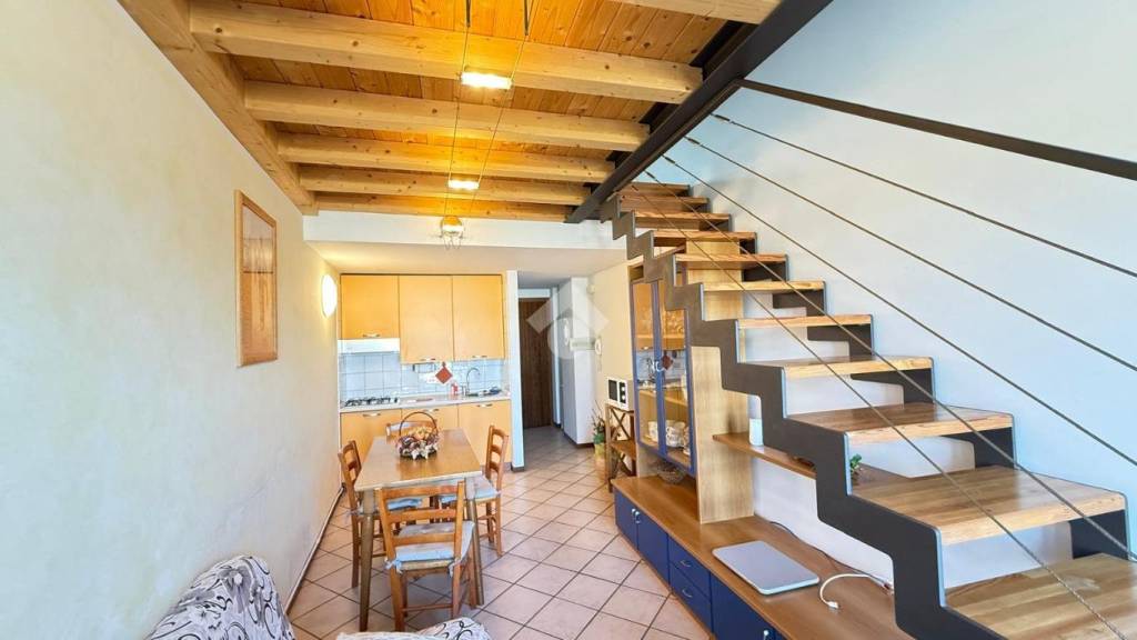 appartamento in vendita a Desenzano del Garda in zona Rivoltella