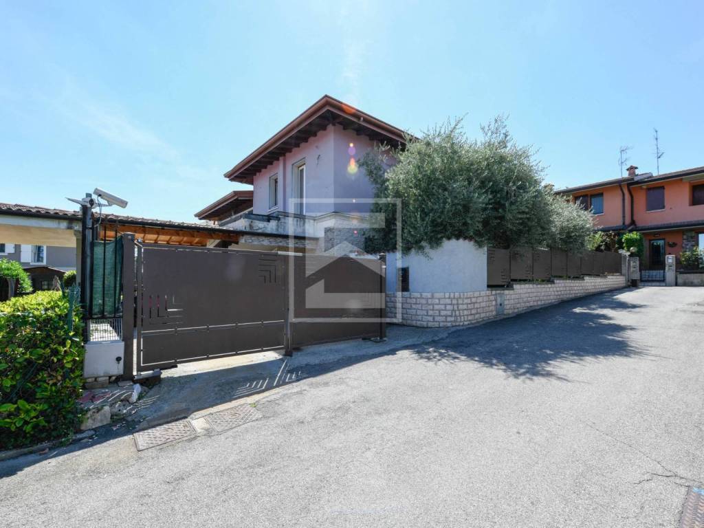 casa indipendente in vendita a Desenzano del Garda