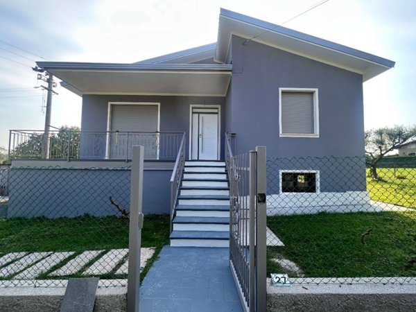 casa indipendente in vendita a Desenzano del Garda