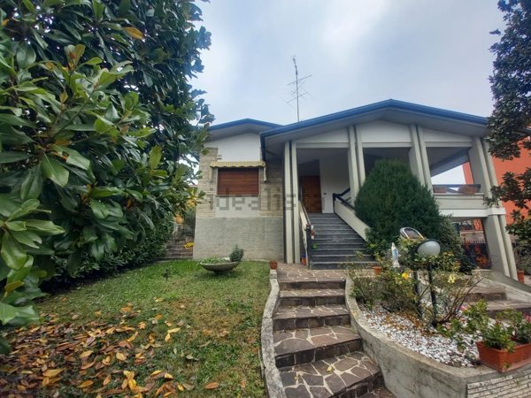 casa indipendente in vendita a Desenzano del Garda in zona Rivoltella