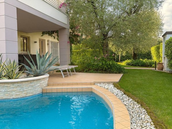 casa indipendente in vendita a Desenzano del Garda in zona Rivoltella