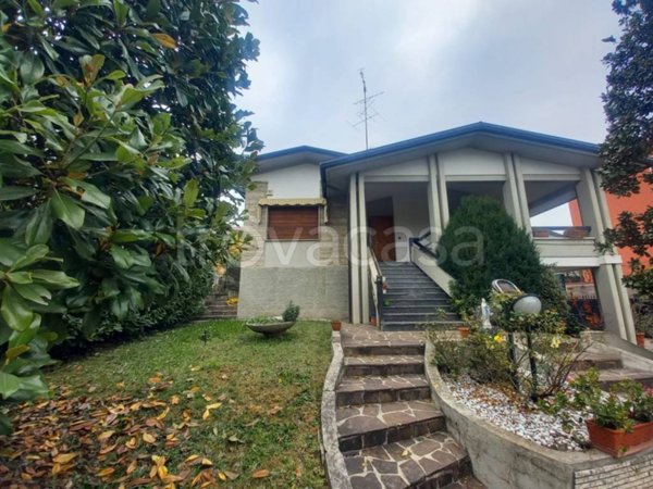 casa indipendente in vendita a Desenzano del Garda in zona Rivoltella