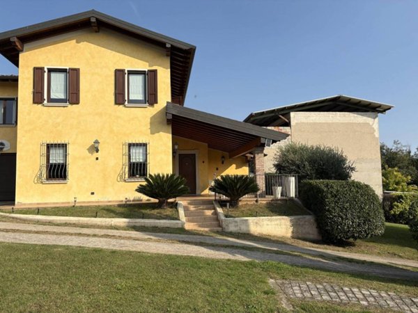 casa indipendente in vendita a Desenzano del Garda