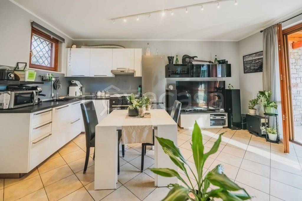 appartamento in vendita a Desenzano del Garda in zona Rivoltella