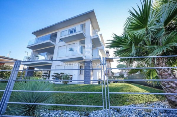 appartamento in vendita a Desenzano del Garda in zona Rivoltella