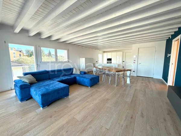appartamento in vendita a Desenzano del Garda in zona Rivoltella