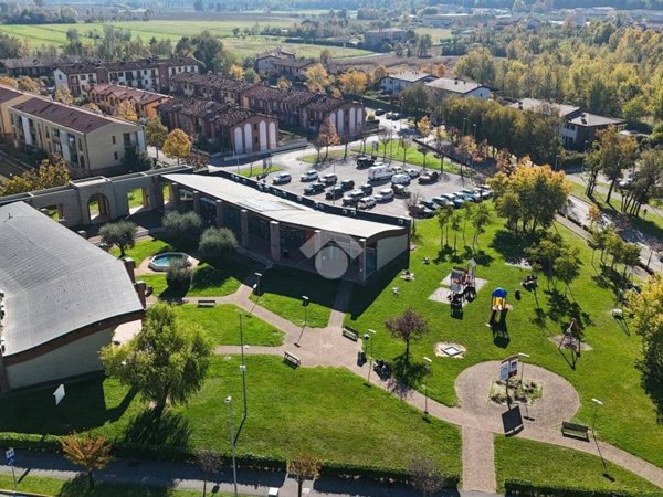 negozio in vendita a Desenzano del Garda in zona Rivoltella