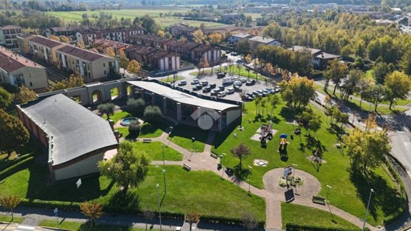 negozio in vendita a Desenzano del Garda in zona Rivoltella