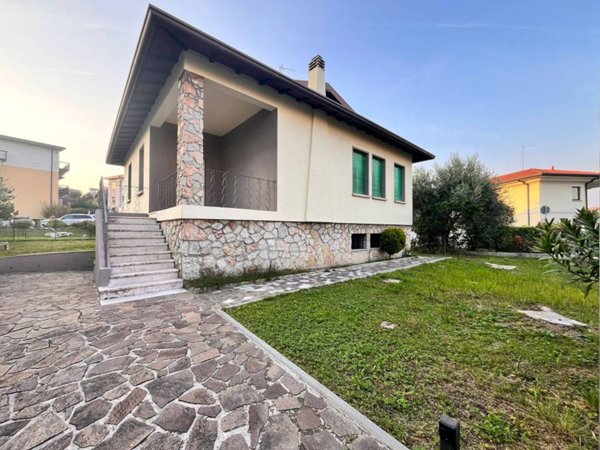 casa indipendente in vendita a Desenzano del Garda