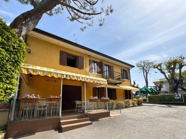 negozio in vendita a Desenzano del Garda in zona Rivoltella