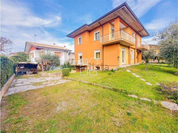 casa indipendente in vendita a Desenzano del Garda in zona Rivoltella