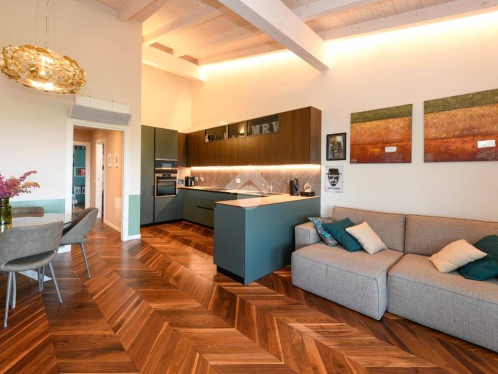 appartamento in vendita a Desenzano del Garda in zona Rivoltella