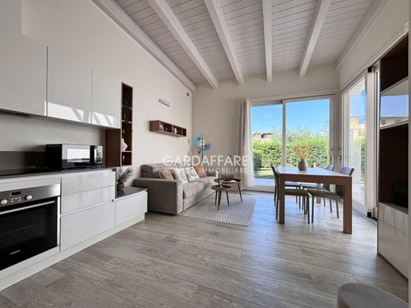 casa indipendente in vendita a Desenzano del Garda in zona Rivoltella