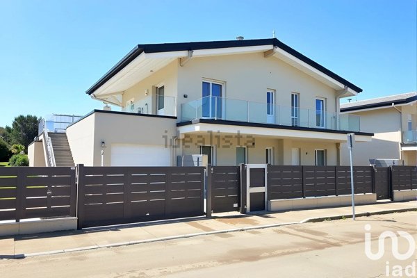 appartamento in vendita a Desenzano del Garda in zona Campeggio sul Vò