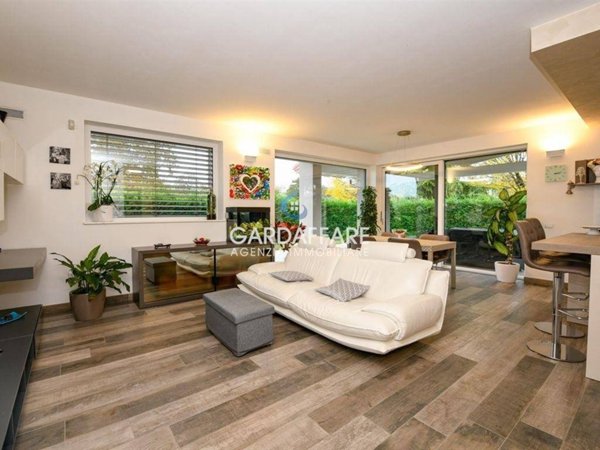 casa indipendente in vendita a Desenzano del Garda in zona Rivoltella