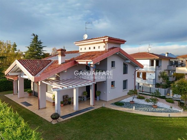 casa indipendente in vendita a Desenzano del Garda in zona Rivoltella