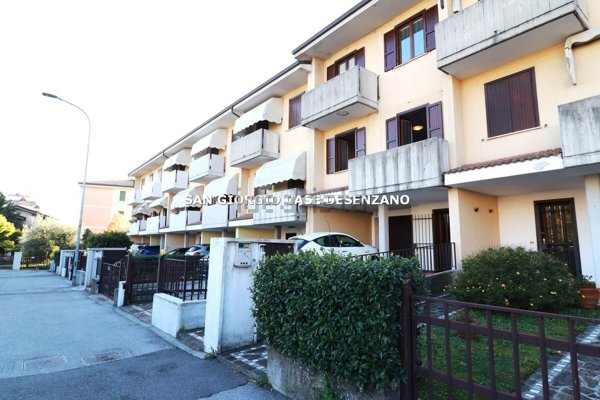 casa indipendente in vendita a Desenzano del Garda in zona Campeggio sul Vò