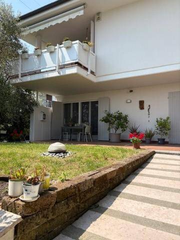 casa indipendente in vendita a Desenzano del Garda