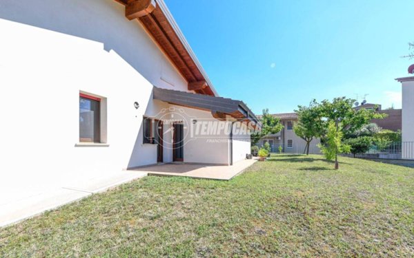 casa indipendente in vendita a Desenzano del Garda in zona Rivoltella