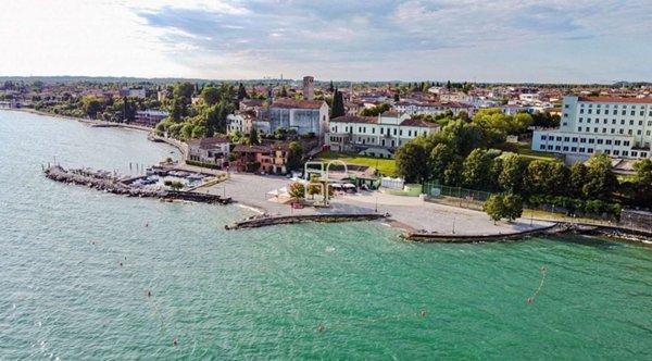 appartamento in vendita a Desenzano del Garda in zona Rivoltella
